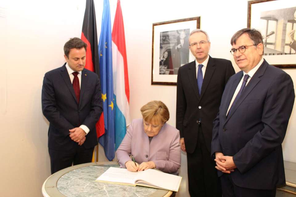 Madame Merkel lors de la signature du livre d'or 