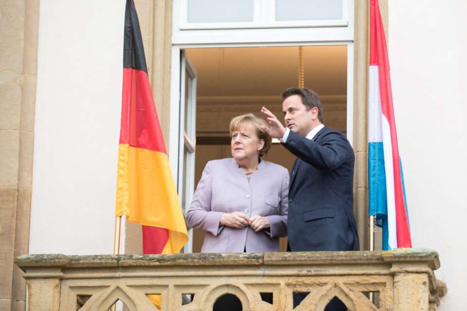 (de g. à  dr.) Angela Merkel, chancelière fédérale d'Allemagne ;  Xavier Bettel, Premier ministre, ministre d'Etat